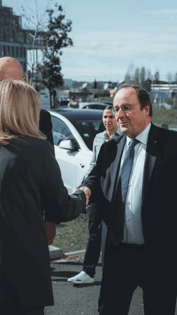 François Hollande serre la main d'une femme