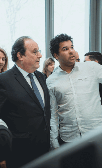 François Hollande discute avec un homme en chemise blanche